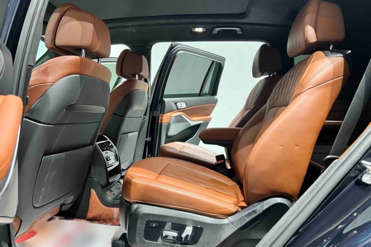 Used BMW X7 2021 Restyled xDrive40i Luxury Version with M Sport Package Interior 12