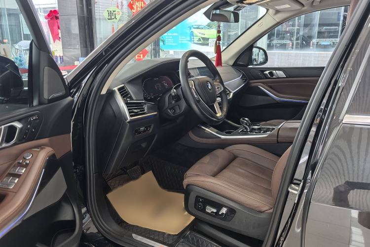 Used BMW X7 2021 Facelifted xDrive40i Luxury Package with Leading Features Interior 3