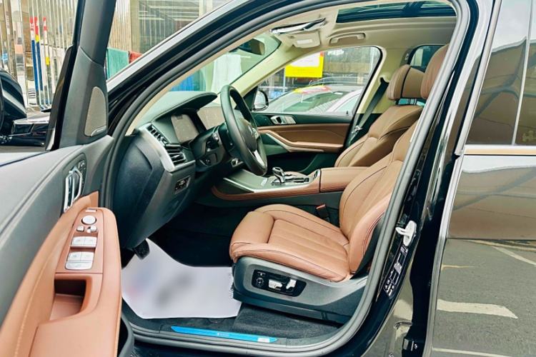 Used BMW X7 2021 Facelifted xDrive40i Luxury Package with Leading Features Interior 3