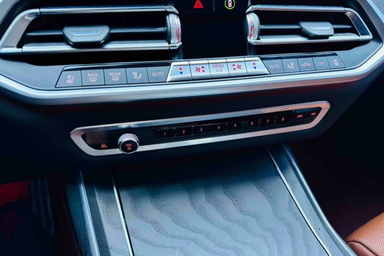 Used BMW X7 2021 xDrive40i Luxury M Sport Package Interior 4