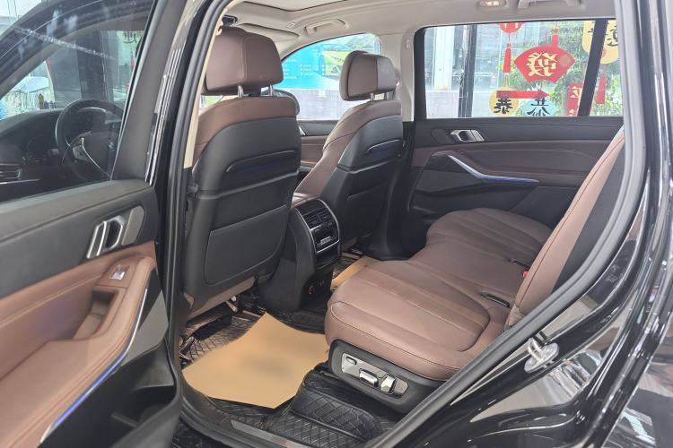 Used BMW X7 2021 Facelifted xDrive40i Luxury Package with Leading Features Interior 4
