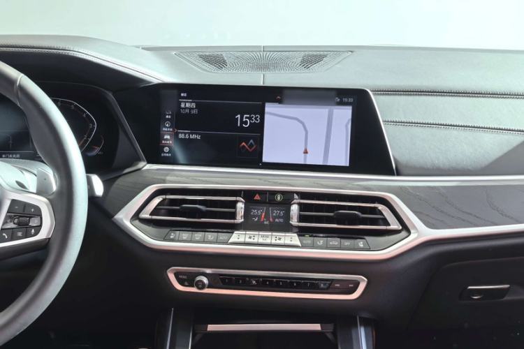 Used BMW X7 2021 Restyled xDrive40i Luxury Version with M Sport Package Interior 4