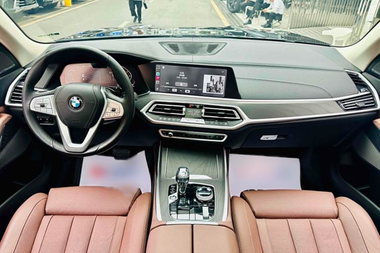 Used BMW X7 2021 Facelifted xDrive40i Luxury Package with Leading Features Interior 4