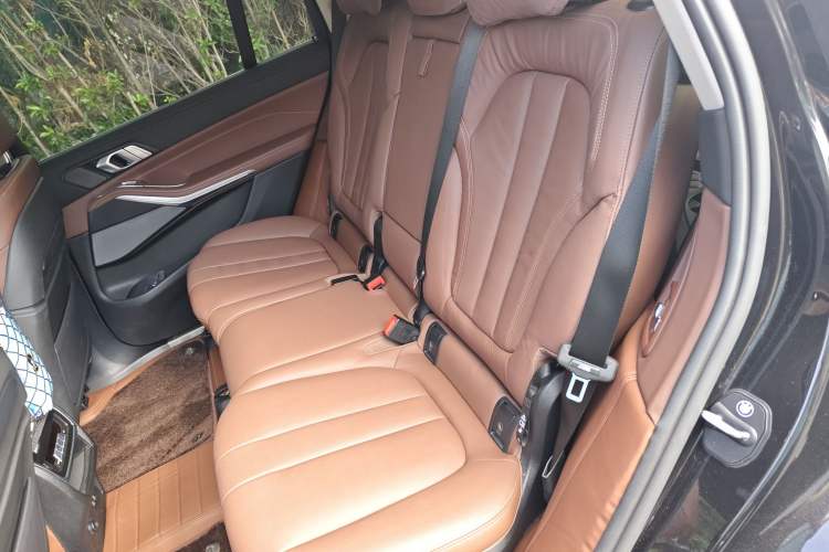 Used BMW X7 2021 xDrive40i Luxury Package with Leading Features Interior 4