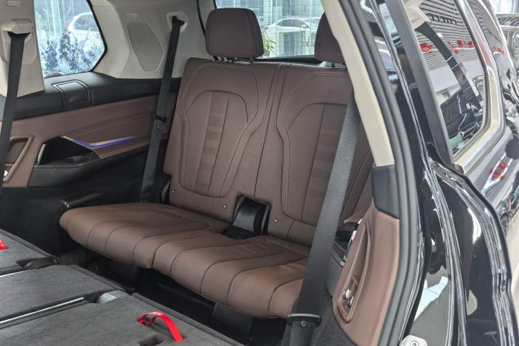 Used BMW X7 2021 Facelifted xDrive40i Luxury Package with Leading Features Interior 5