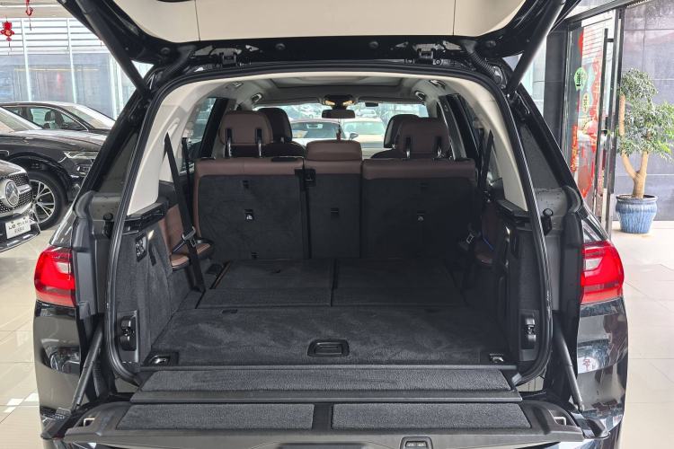 Used BMW X7 2021 Facelifted xDrive40i Luxury Package with Leading Features Interior 6