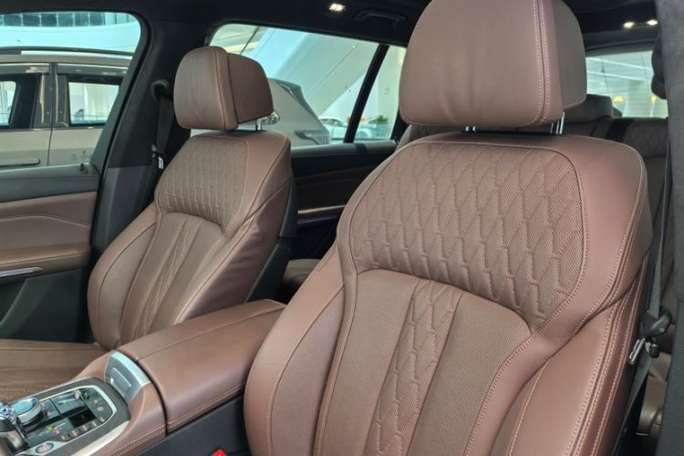 Used BMW X7 2021 xDrive40i Luxury M Sport Package Interior 6