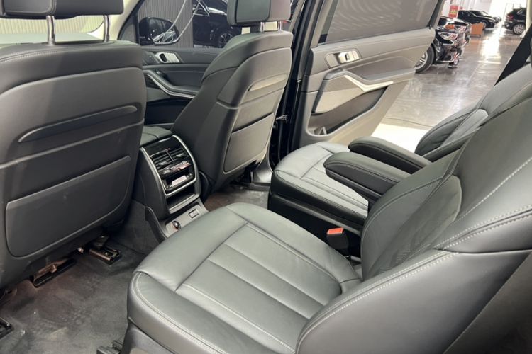 Used BMW X7 2021 xDrive40i Luxury Package with Leading Features Interior 8