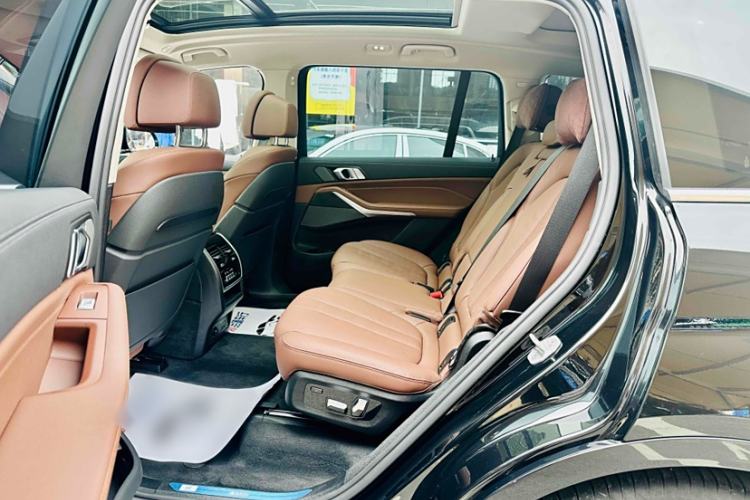 Used BMW X7 2021 Facelifted xDrive40i Luxury Package with Leading Features Interior 8