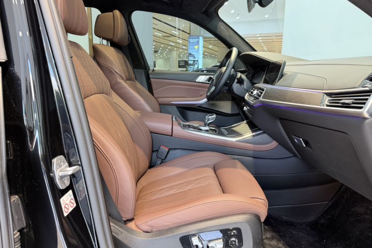 Used BMW X7 2021 xDrive40i Luxury Package with Premium Features Interior 8