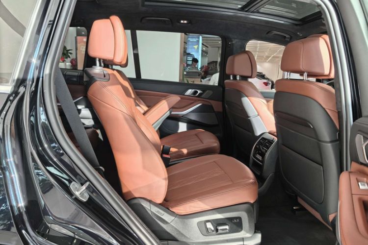 Used BMW X7 2021 Restyled xDrive40i Luxury Version with M Sport Package Interior 9