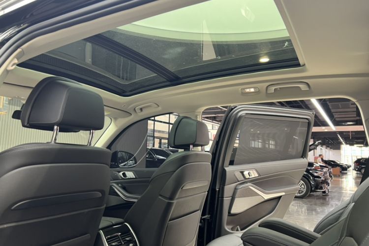 Used BMW X7 2021 xDrive40i Luxury Package with Leading Features Interior 9