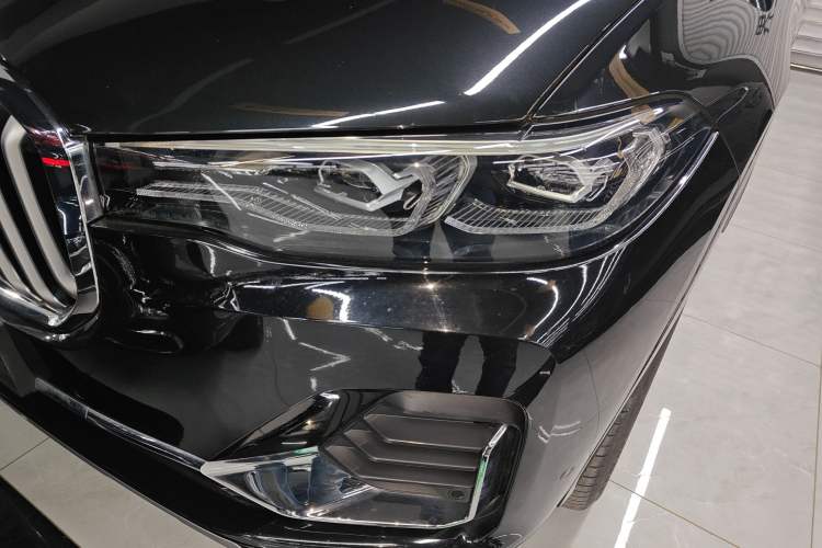 Used BMW X7 2021 xDrive40i Luxury Package with Leading Features Left Front Headlight