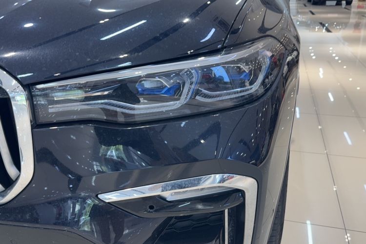 Used BMW X7 2021 Restyled xDrive40i Luxury Version with M Sport Package Left Front Headlight