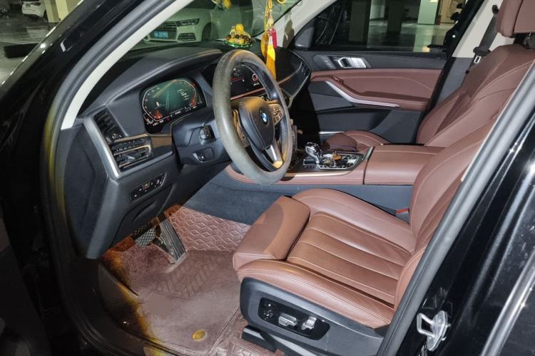 Used BMW X7 2021 xDrive40i Luxury Package with Leading Features Left Front Seat