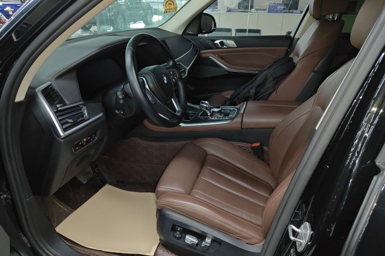 Used BMW X7 2021 xDrive40i Luxury Package with Leading Features Left Front Seat