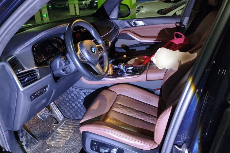 Used BMW X7 2021 xDrive40i Luxury Package with Leading Features Left Front Seat