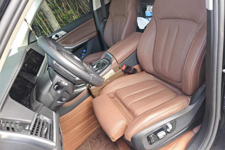 Used BMW X7 2021 xDrive40i Luxury Package with Leading Features Left Front Seat