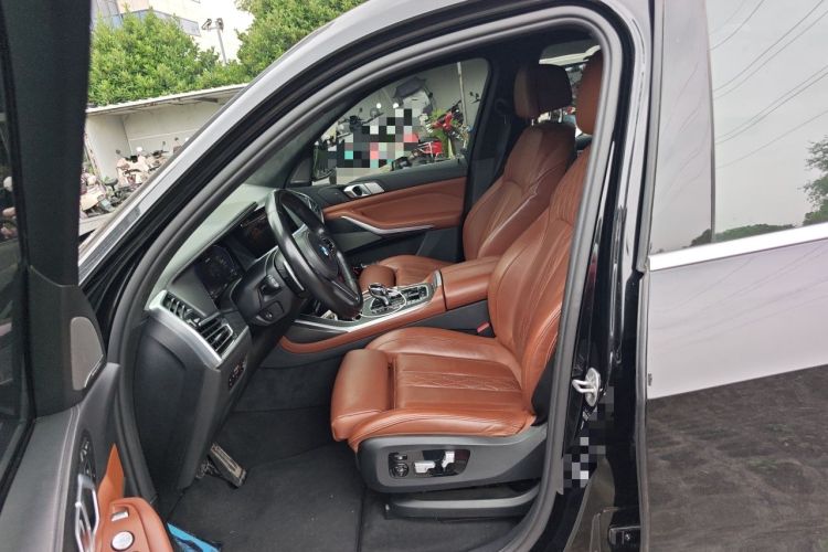 Used BMW X7 2021 Restyled xDrive40i Luxury Version with M Sport Package Left Front Seat