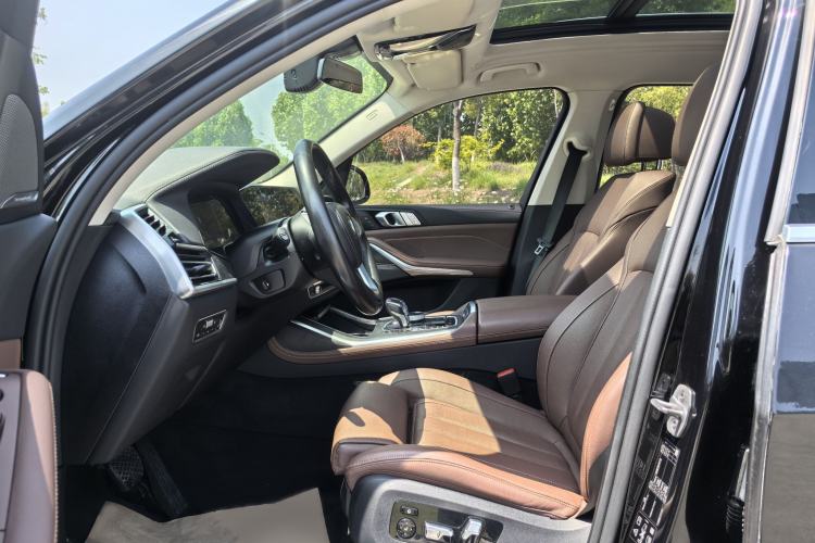 Used BMW X7 2021 xDrive40i Luxury Package with Leading Features Left Front Seat