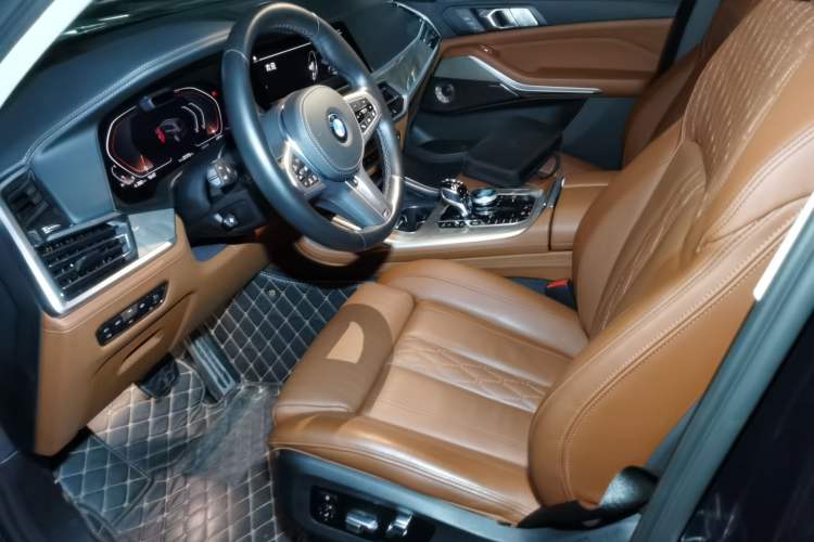 Used BMW X7 2021 Facelifted xDrive40i Luxury Package with Leading Features Left Front Seat