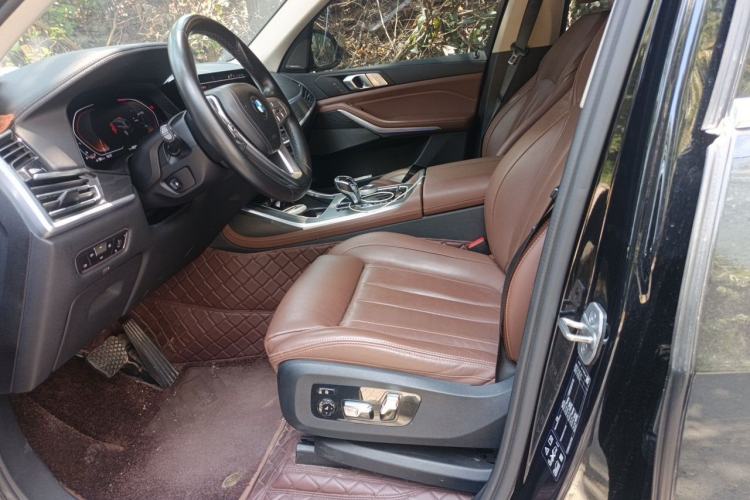 Used BMW X7 2021 xDrive40i Luxury Package with Leading Features Left Front Seat