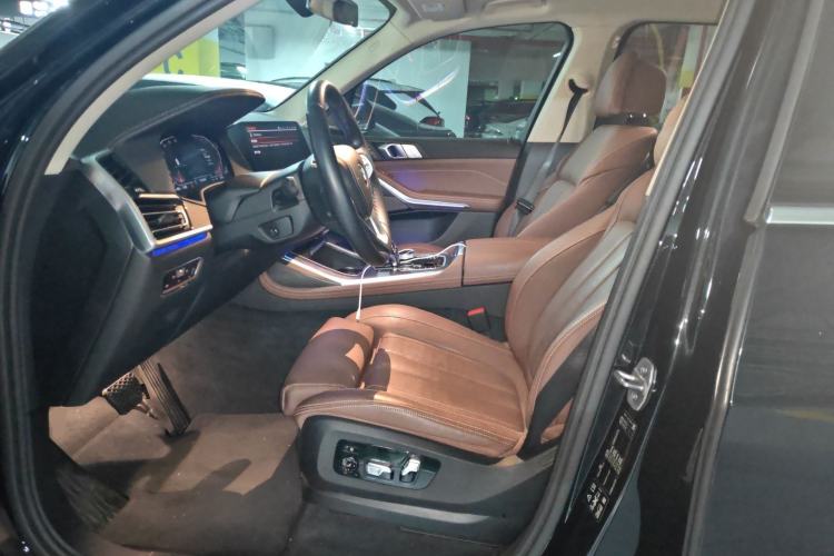 Used BMW X7 2021 Facelifted xDrive40i Luxury Package with Leading Features Left Front Seat