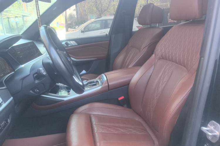 Used BMW X7 2021 Restyled xDrive40i Luxury Package with Premium Features Left Front Seat
