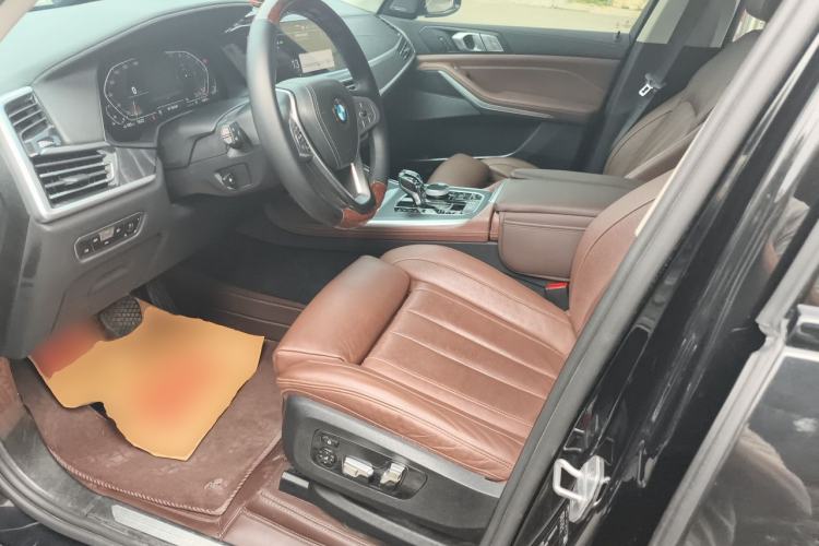 Used BMW X7 2021 xDrive40i Luxury Package with Leading Features Left Front Seat