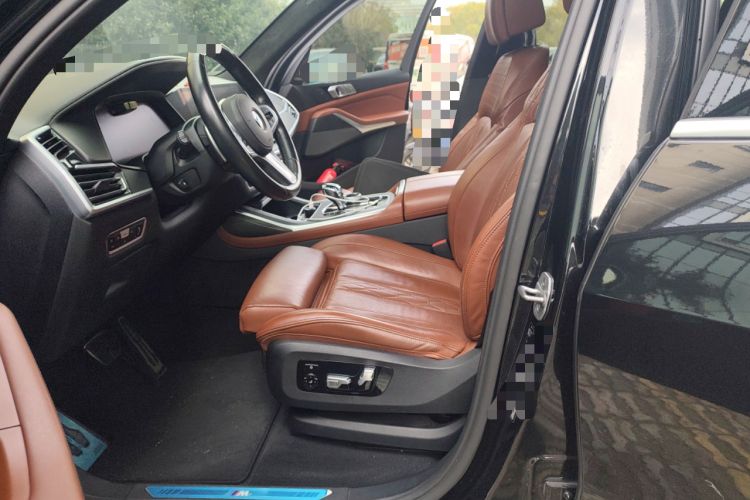 Used BMW X7 2021 Restyled xDrive40i Luxury Version with M Sport Package Left Front Seat