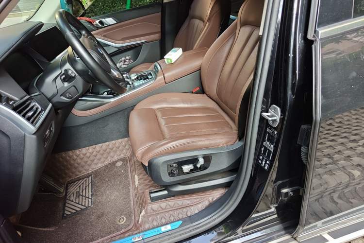 Used BMW X7 2021 xDrive40i Luxury Package with Leading Features Left Front Seat