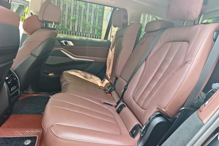 Used BMW X7 2021 xDrive40i Luxury Package with Leading Features Left Rear Seat
