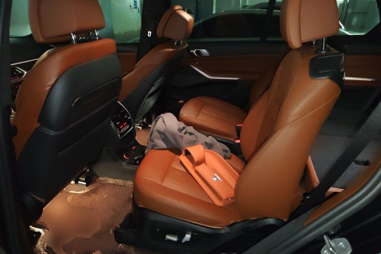 Used BMW X7 2021 xDrive40i Luxury M Sport Package Left Rear Seat