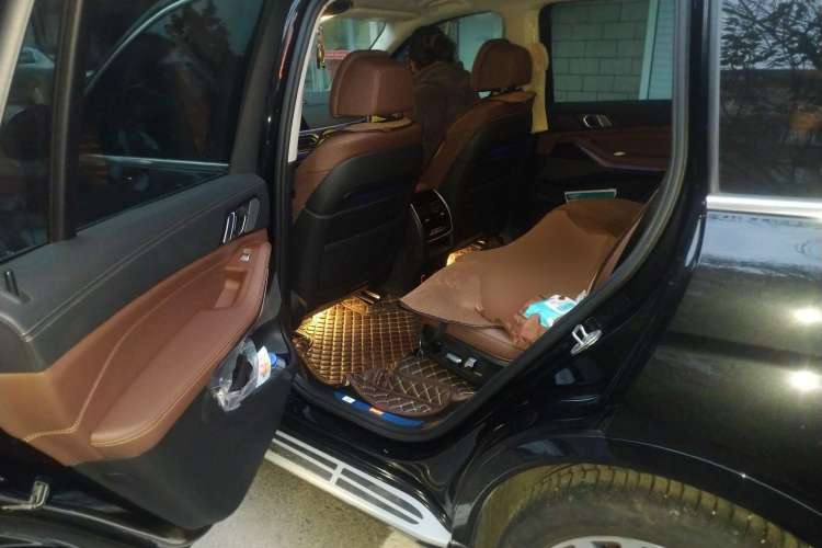 Used BMW X7 2021 xDrive40i Luxury Package with Leading Features Left Rear Seat