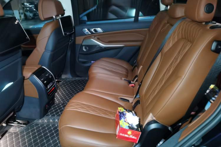 Used BMW X7 2021 Facelifted xDrive40i Luxury Package with Leading Features Left Rear Seat