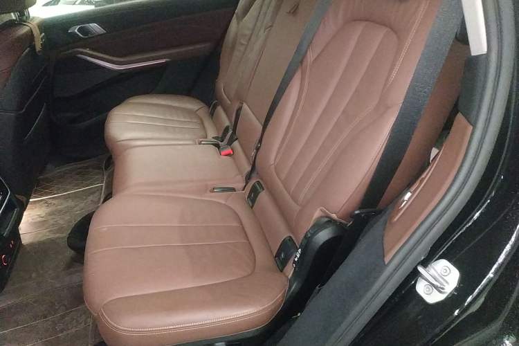 Used BMW X7 2021 xDrive40i Luxury Package with Leading Features Left Rear Seat