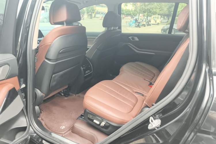 Used BMW X7 2021 xDrive40i Luxury Package with Leading Features Left Rear Seat