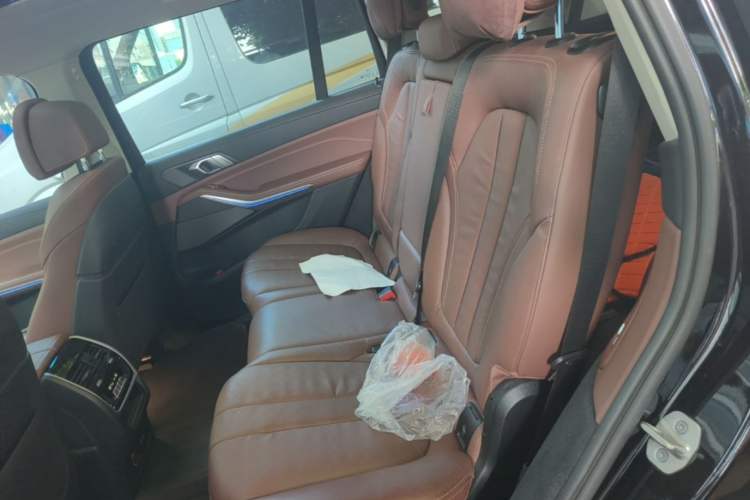 Used BMW X7 2021 xDrive40i Luxury Package with Leading Features Left Rear Seat