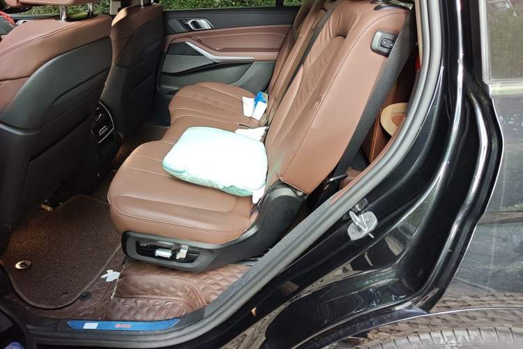 Used BMW X7 2021 xDrive40i Luxury Package with Leading Features Left Rear Seat