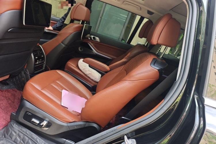 Used BMW X7 2021 xDrive40i Executive Luxury Package Left Rear Seat