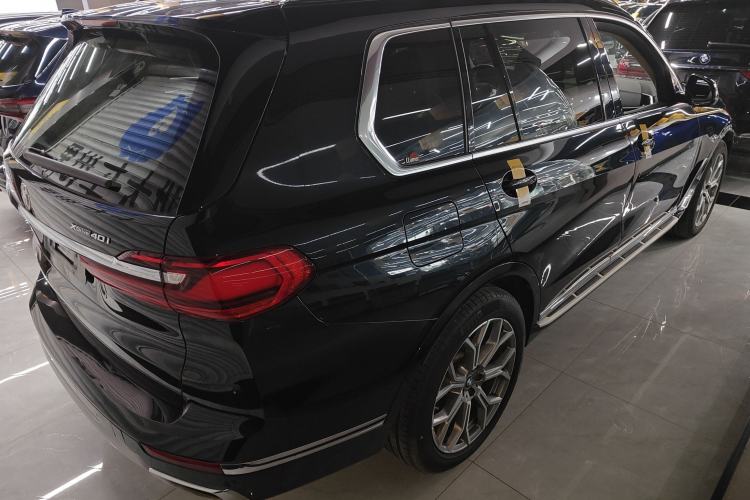 Used BMW X7 2021 xDrive40i Luxury Package with Leading Features Rear Right 45 Deg