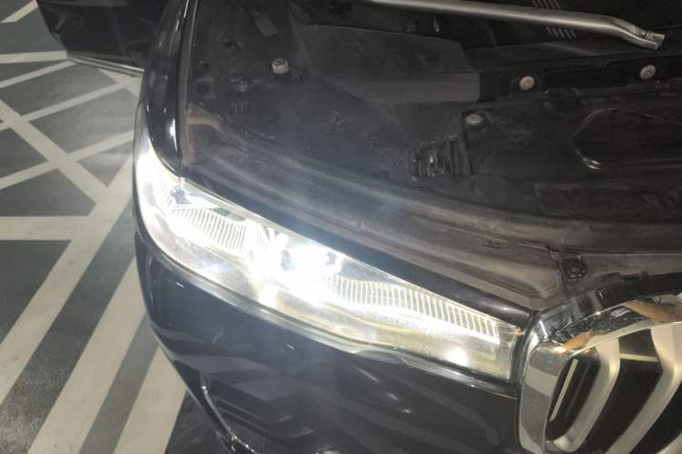 Used BMW X7 2021 xDrive40i Luxury Package with Leading Features Right Front Headlight