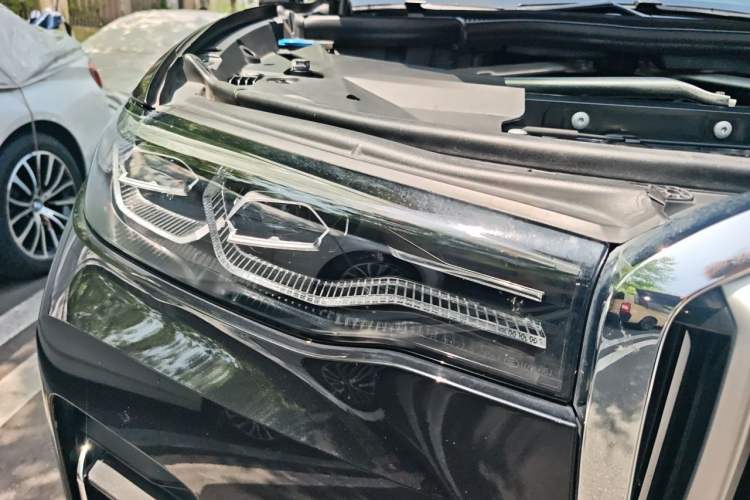Used BMW X7 2021 xDrive40i Luxury Package with Leading Features Right Front Headlight