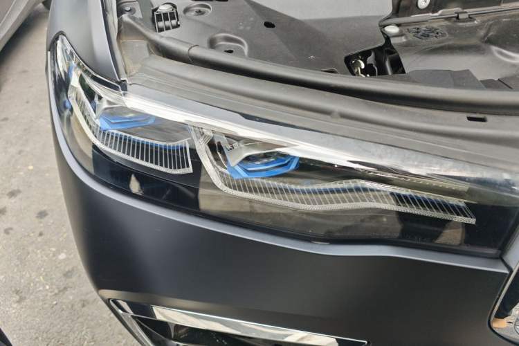 Used BMW X7 2021 xDrive40i Executive Model with M Sport Package Right Front Headlight