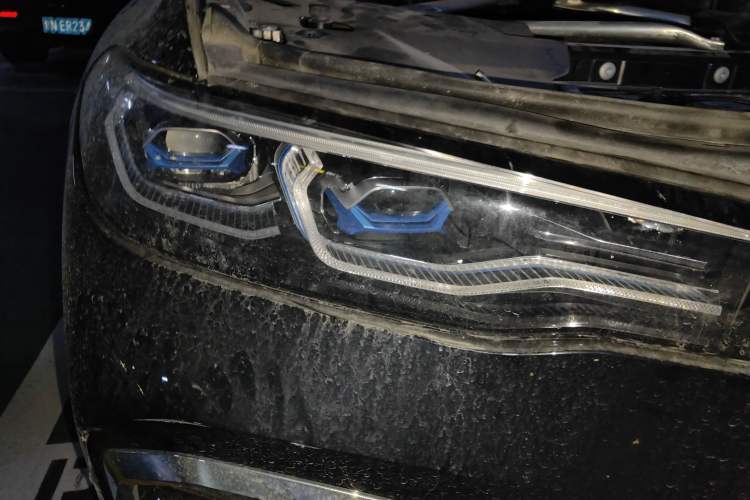 Used BMW X7 2021 xDrive40i Executive Model with M Sport Package Right Front Headlight