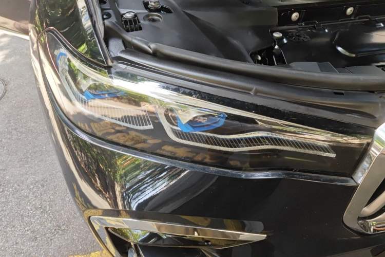 Used BMW X7 2021 xDrive40i Executive Model with M Sport Package Right Front Headlight