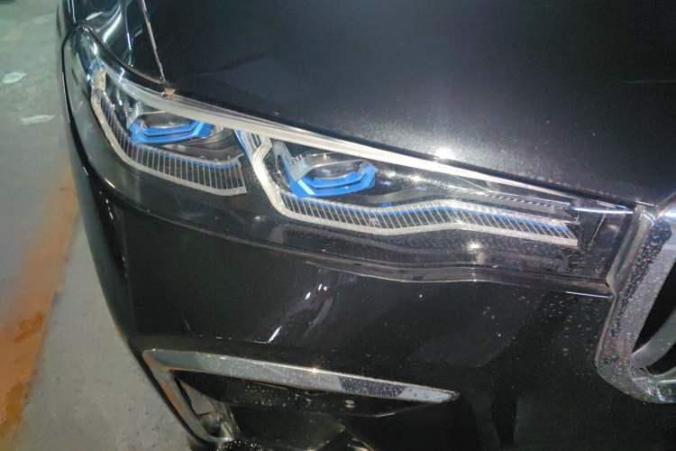 Used BMW X7 2021 Restyled xDrive40i Luxury Version with M Sport Package Right Front Headlight