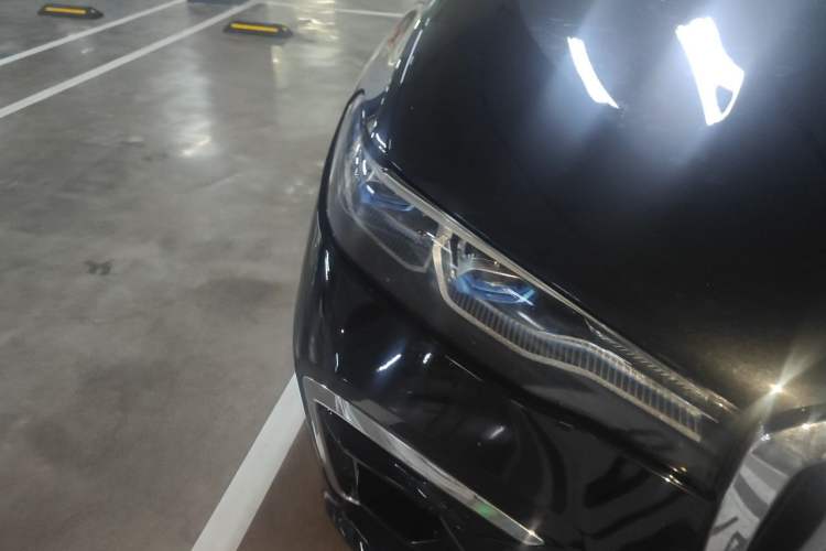 Used BMW X7 2021 Restyled xDrive40i Luxury Version with M Sport Package Right Front Headlight