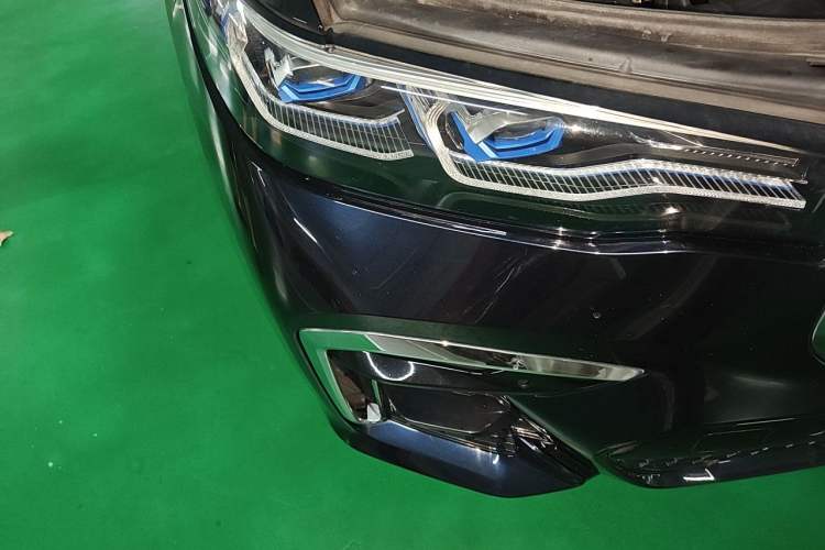Used BMW X7 2021 xDrive40i Executive Model with M Sport Package Right Front Headlight