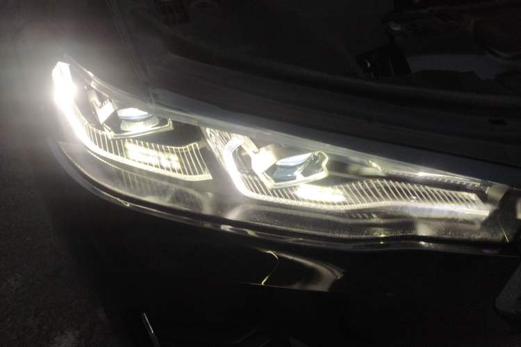 Used BMW X7 2021 xDrive40i Luxury Package with Leading Features Right Front Headlight